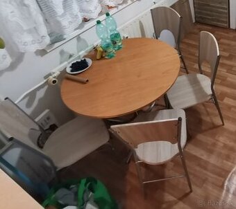 Okrúhly jedálenský stôl