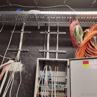 👷♂️ Práca pre 4 SZČO elektrikárov – internát DE