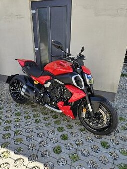 Ducati Diavel V4 red