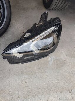 Predne lave svetlo mercedes gle