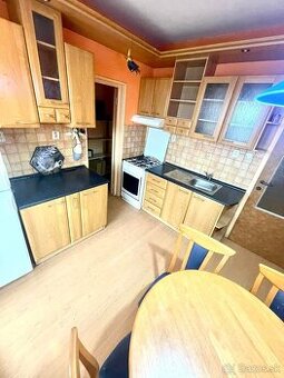 PRÍJEMNÝ 3-IZBOVÝ BYT S MOŽNOSŤOU KÚPY S VLASTNOU GARÁŽOU - 1