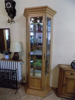 Presklená vitrína z dubového masívu