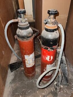 Staré snehové hasiace prístroje – 2× S6 + 1 menší