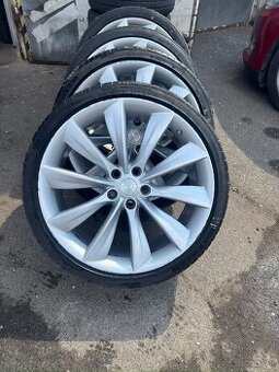 Tesla model S Elektrony