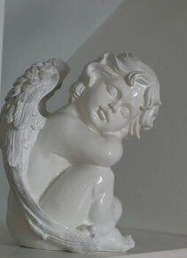 Biela socha anjela