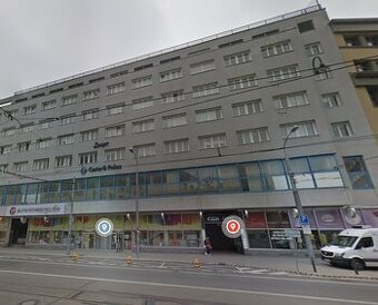 Obchodný priestor s veľkými výkladmi v centre STARÉHO MESTA,