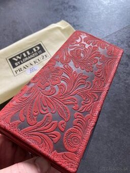 Dámska kožená peňaženka, s ornamentom v červenej farbe.