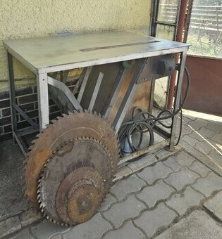 Cirkulár na palivové drevo s podávacím košom a pracovným sto