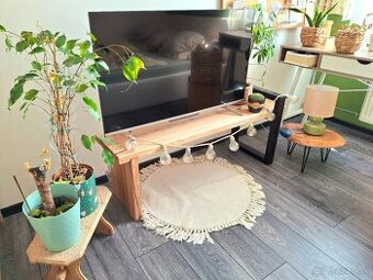 Stôl pod TV