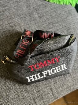 TOMMY HILFIGER Ľadvinka 'CENTRAL' vo farbe Čierna