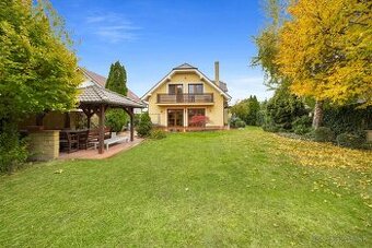 Priestranný 6-izbový rodinný dom s dvojgarážou a krásnou záh - 1