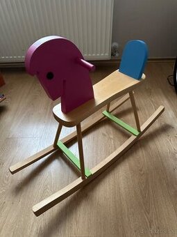 Nádherný drevený koník