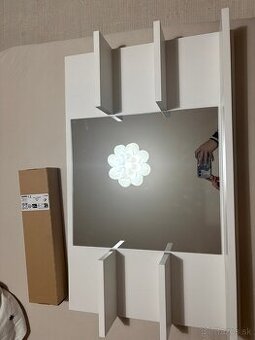 Kúpelňové zrkadlo s poličkami a LED lampou