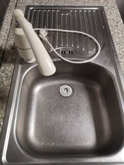 Nerezovy drez s prietokovym ohrievačom