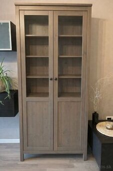 Predám vitrínu / komodu so sklenenými dvierkami