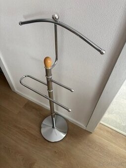 Nemý sluha - vešiak na oblečenie