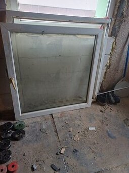 Plastove okno s dvojskolom a zrkadlo v rame