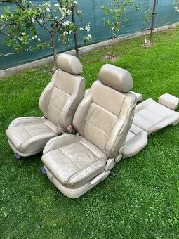Bezove/kremove kozene polosport sedacky GOLF 4