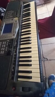 Predam klavir yamaha psr1000