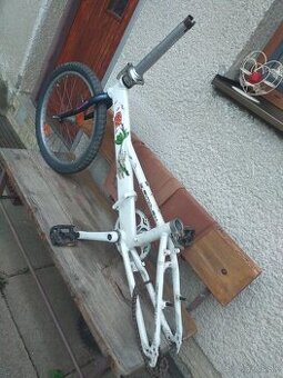 Nekompletny skladacibicykel.