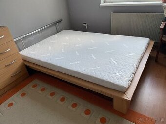 Posteľ s matracom