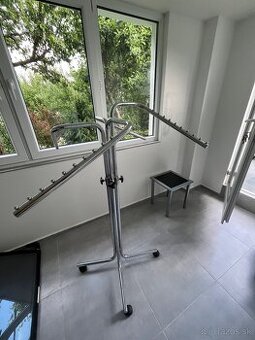Kovový stojan na oblečenie