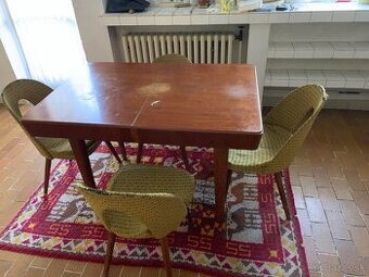 Rozkladací stôl so stoličkami