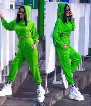 Trendy damska zelena velurova teplakova suprava s kapucnou