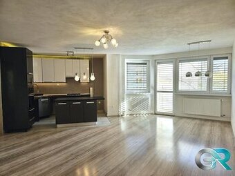 Exkluzívne ponúkame na predaj veľkometrážny 4-izbový byt, sí