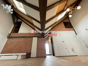 Nadštandartný podkrovný app byt s vytahom na Hlavnej ulici ( - 1