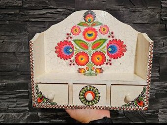 Polička na koreničky