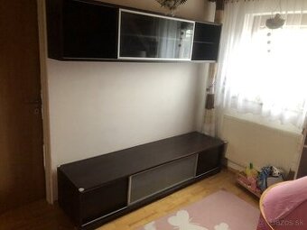Kvalitná zostava nábytku-závesná skrinka a TV komoda