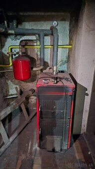 LIATINOVÝ KOTOL ATTACK FD NA TUHÉ PALIVO A PELETY SO ZÁSOBNÍ