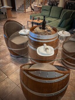 Jedálenský stôl a stoličky z dubových sudov.