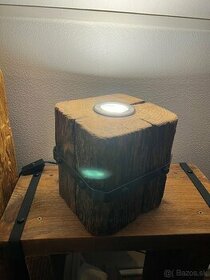 Rucne vyrobena drevenna lampa