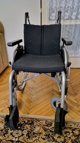 Invalidný vozík odľahčený s brzdou pre obsluhu