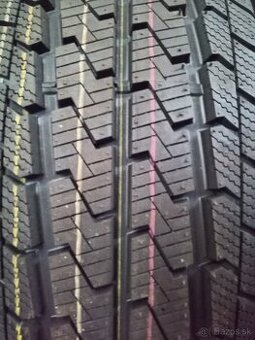 225/75 R16C 121/120 Celoročné
