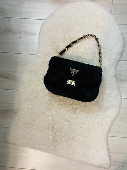 Cierna zimna kabelka guess