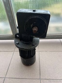 Elektromotor s prevodovkou