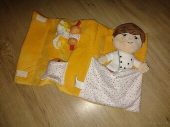 Plyšová bábika s doplnkami v rolovacej