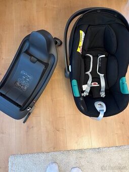 Predám základňu Base One Black + autosedačku Cybex Aton B2