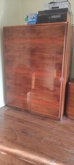 Drevená skriňa vo vysokom lesku