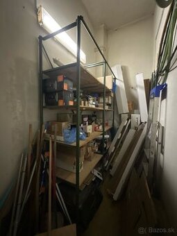 Pevný kovový regál