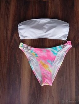 Dúhový spodok a biela podprsenka.