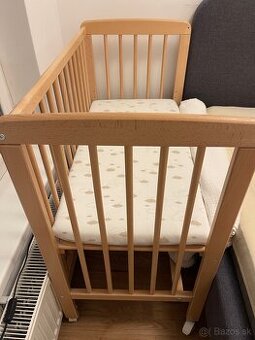 Drevená prístavná postieľka s kolieskami
