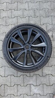 Nové pneumatiky a disky na Tesla Model 3