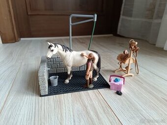 Predam Schleich 42104 Umývací kút klubový s príslušenstvom