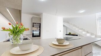 REZERVOVANÝ Exkluzívny 4-izbový rodinný dom pri jazere v ob