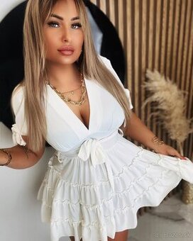 Krásne biele romantické mini šaty s volánikmi NOVE