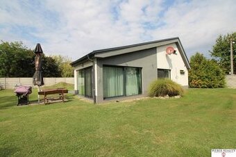 Moderný 3-izbový bungalov v Ružinove s veľkým pozemkom